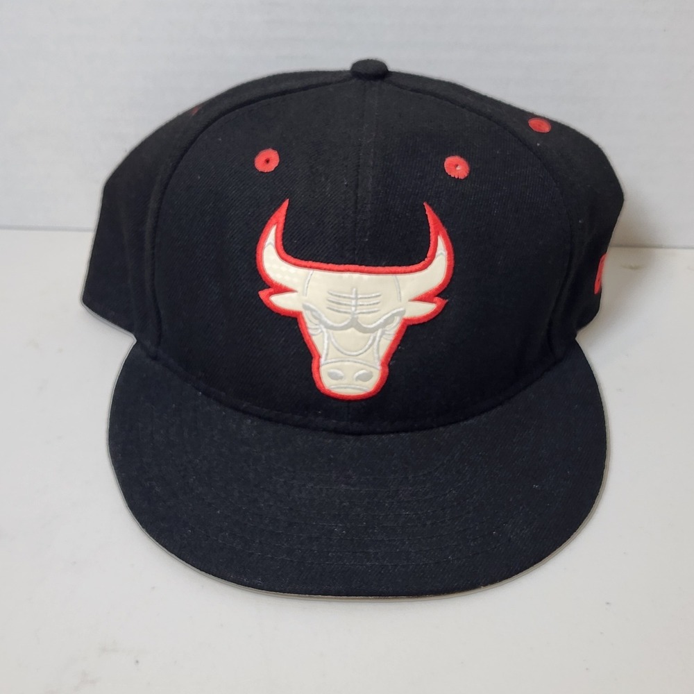 New Era Chicago Bulls 9Fifty Snapback Hat Men's Fits Most Black White Bull Logo
